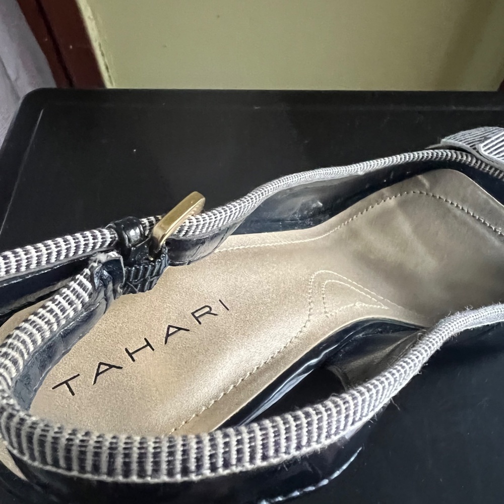 TAHARI Sling Back Navy Patent Leather Shoe with Striped Piping and Bow 7.5 Size - Picture 6 of 12